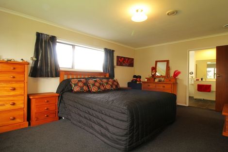 Photo of property in 18 Edwards Place, Terrace End, Palmerston North, 4410