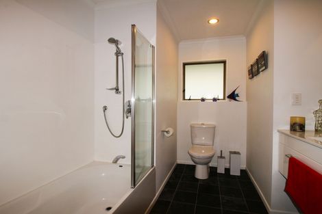 Photo of property in 18 Edwards Place, Terrace End, Palmerston North, 4410
