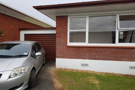 Photo of property in 2/8 Shakespeare Road, Milford, Auckland, 0620