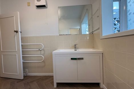 Photo of property in 17 Peachgrove Road, Te Atatu Peninsula, Auckland, 0610