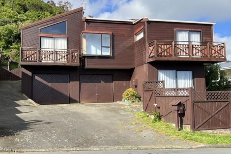 Photo of property in 16 Arahanga Grove, Maupuia, Wellington, 6022