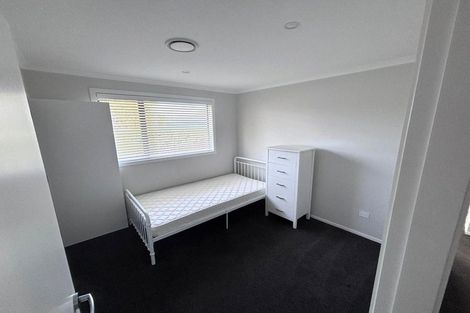 Photo of property in 5 Rewarewa Way, Timberlea, Upper Hutt, 5018