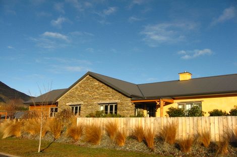 Photo of property in 4&4a Manorburn Place, Lake Hayes, Queenstown, 9304