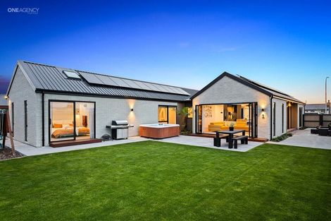 Photo of property in 12 Oakville Close, Rangiora, 7400