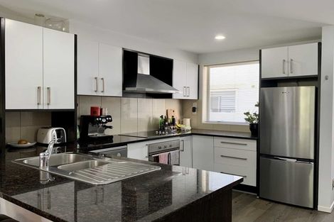 Photo of property in 10/6 Islington Avenue, New Lynn, Auckland, 0600