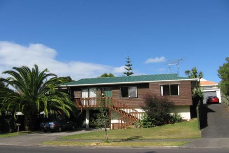 Photo of property in 2/29 Unsworth Drive, Unsworth Heights, Auckland, 0632