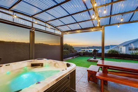 Photo of property in 86 Queen Charlotte Drive, Aotea, Porirua, 5024