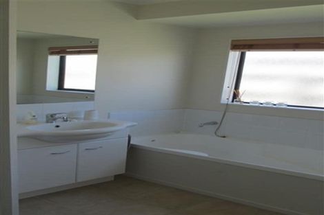 Photo of property in 13 Percy Kinsman Crescent, Riverstone Terraces, Upper Hutt, 5018