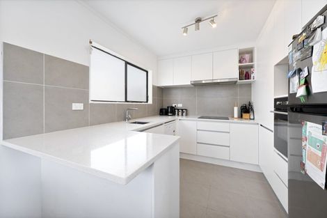 Photo of property in 4/92 Awaroa Road, Sunnyvale, Auckland, 0612