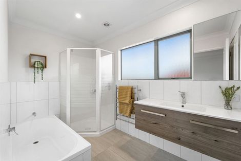 Photo of property in 43 Walton Street, Red Beach, 0932