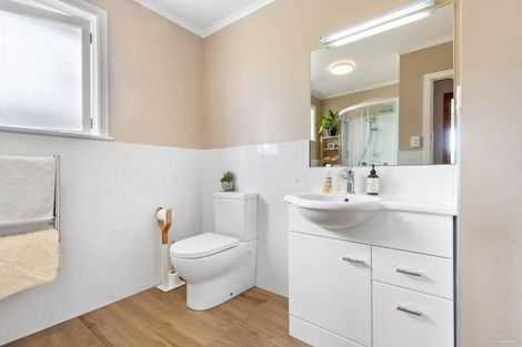 Photo of property in 32 Gloria Avenue, Te Atatu Peninsula, Auckland, 0610