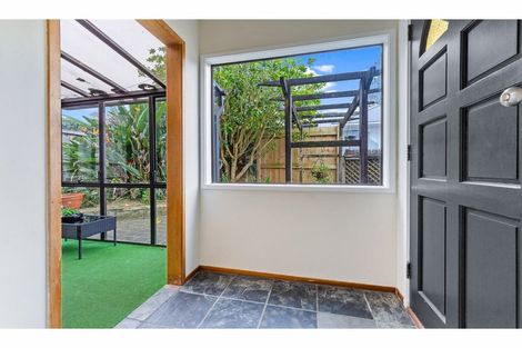 Photo of property in 2/58 Hillcrest Avenue, Hillcrest, Auckland, 0627