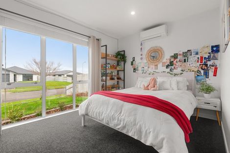 Photo of property in 10 Monaco Grove, Fitzherbert, Palmerston North, 4410