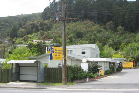 Photo of property in 62 Waikawa Road, Picton, 7220