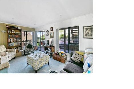 Photo of property in 4 Forbes Lane, Newlands, Wellington, 6037