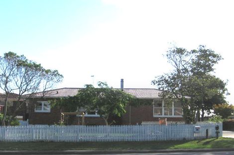 Photo of property in 1/4180 Great North Road, Glendene, Auckland, 0602