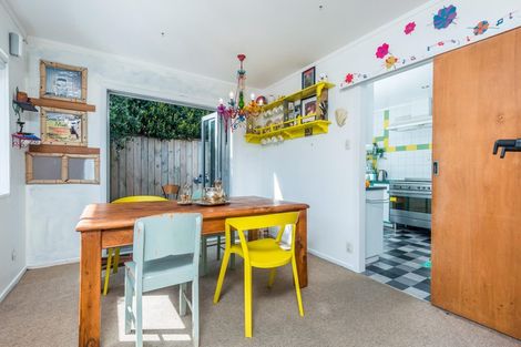 Photo of property in 33 Omega Street, Newlands, Wellington, 6037