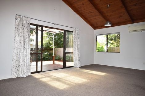 Photo of property in 4 Glen Close, Glen Eden, Auckland, 0602