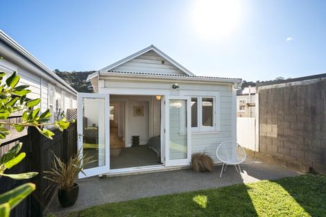Photo of property in 187 Onepu Road, Lyall Bay, Wellington, 6022