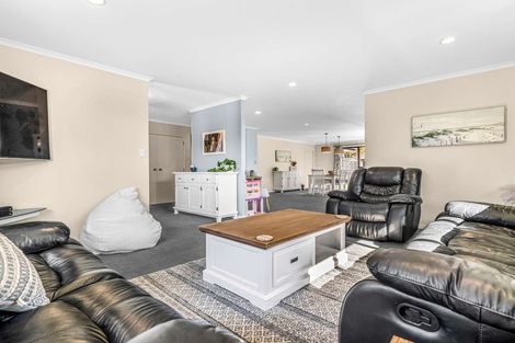 Photo of property in 12 Bella Villa Drive, Waiuku, 2123