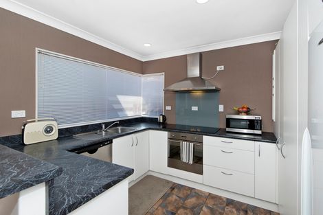 Photo of property in 2/27 Queen Street, Papakura, 2110