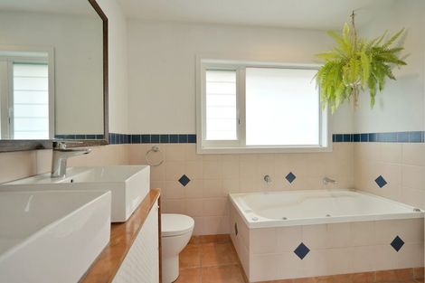 Photo of property in 14 Harbour View Road, Te Atatu Peninsula, Auckland, 0610