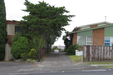 Photo of property in 1/104 East Coast Road, Forrest Hill, Auckland, 0620