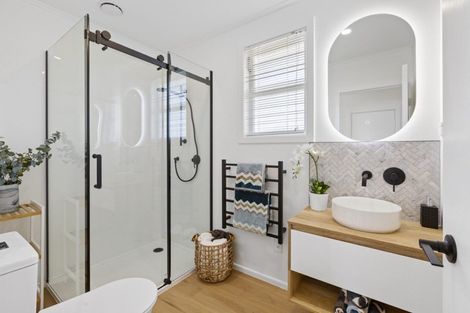 Photo of property in 32 Neil Avenue, Te Atatu Peninsula, Auckland, 0610