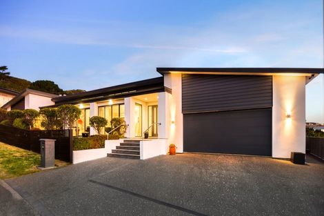 Photo of property in 6 The Fjord, Aotea, Porirua, 5024