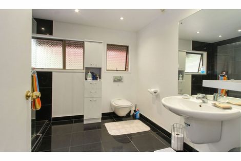 Photo of property in 74 Roberts Road, Glenfield, Auckland, 0629