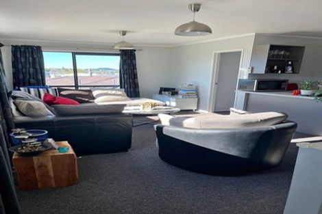 Photo of property in 16a Woodall Place, Totara Vale, Auckland, 0627