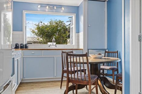 Photo of property in 12 Takarei Terrace, Mokau, 4376