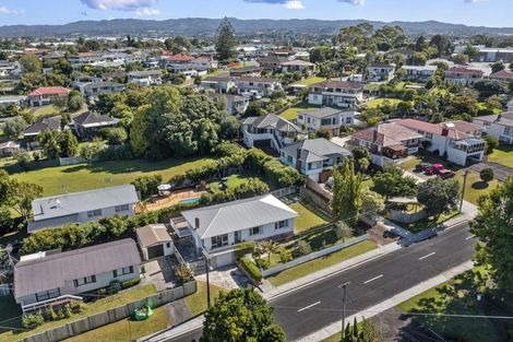 Photo of property in 17 Lyndhurst Road, Te Atatu South, Auckland, 0610
