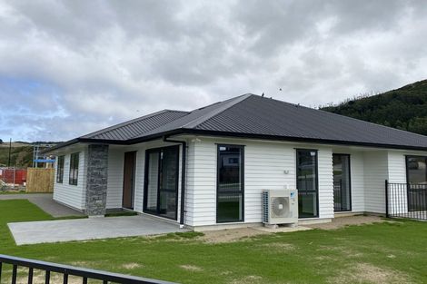 Photo of property in 2 Weweia Close, Kenepuru, Porirua, 5022