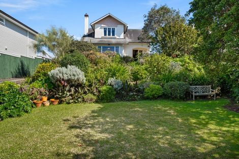 Photo of property in 3 Cambridge Terrace, Devonport, Auckland, 0624