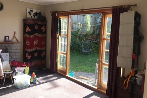 Photo of property in 11 Innes Way, Newlands, Wellington, 6037