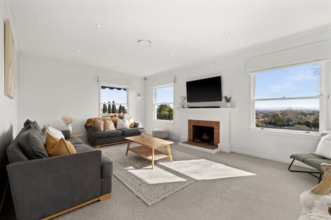 Photo of property in 21 Busby Hill, Havelock North, 4130