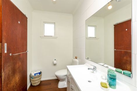 Photo of property in 2 Karamu Street, Strandon, New Plymouth, 4312