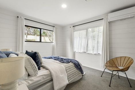 Photo of property in 2/21 Tahu Crescent, Sunnynook, Auckland, 0620