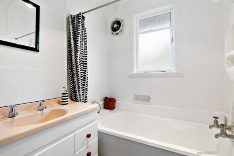 Photo of property in 22 Kenmore Street, Newlands, Wellington, 6037