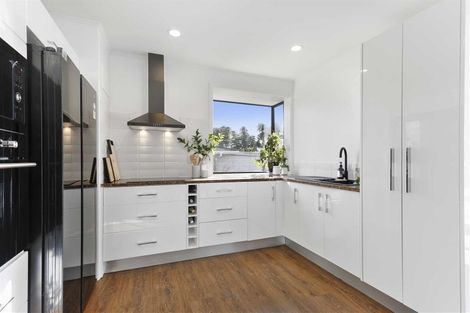 Photo of property in 4 Neil Avenue, Te Atatu Peninsula, Auckland, 0610