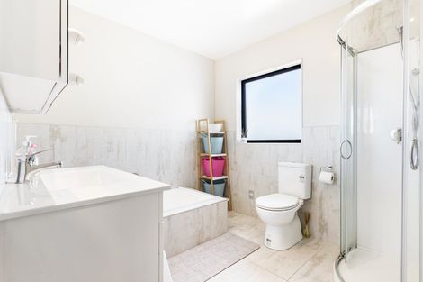 Photo of property in 9a Valron Road, Te Atatu South, Auckland, 0602