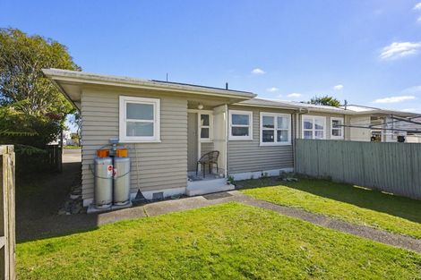 Photo of property in 32 Queenwood Road, Levin, 5510