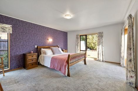 Photo of property in 8 Brockhall Lane, Avonhead, Christchurch, 8042