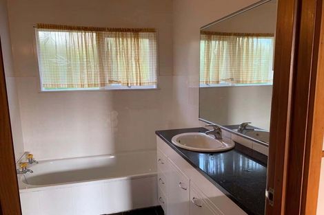 Photo of property in 1 Sovereign Place, Glenfield, Auckland, 0629