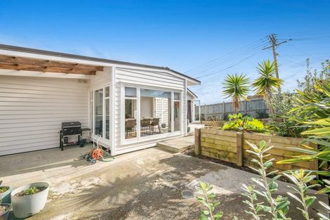 Photo of property in 16 St James Avenue, Helensville, 0800