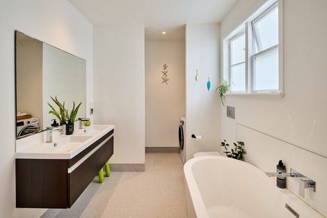 Photo of property in 41 Raroa Terrace, Tawa, Wellington, 5028