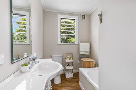 Photo of property in 15 Awaroa Road, Helensville, 0800