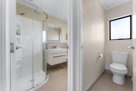 Photo of property in 2/13 Heather Place, Sunnynook, Auckland, 0620