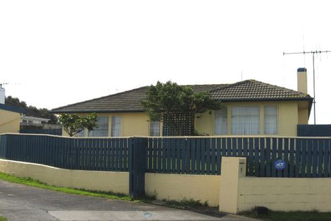 Photo of property in 6 Kuaka Place, Castlecliff, Whanganui, 4501